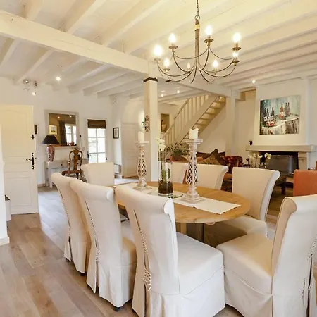 Sleeps 8 Wifi Villa